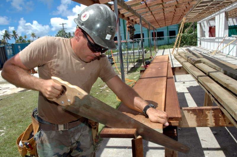 menuisier-FREJUS-min_worker_construction_building_carpenter_male_job_build_helmet-893290